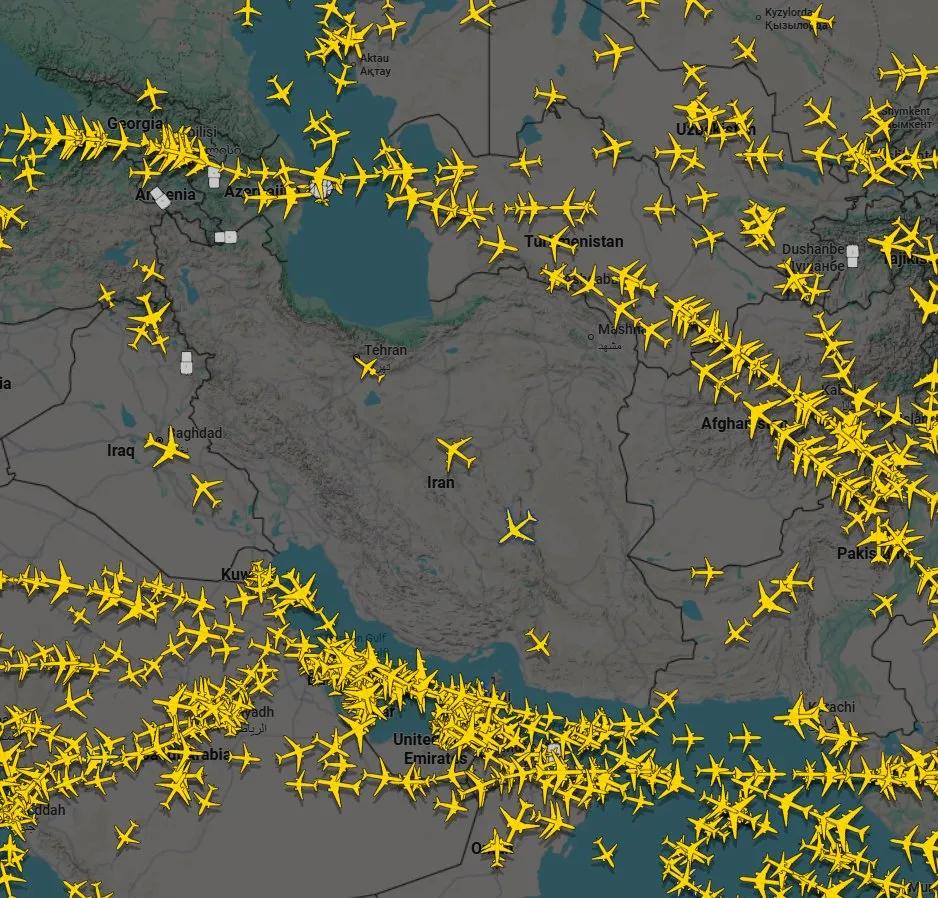 突发！伊朗关闭领空。根据Flightradar24和相关新闻报道，伊朗于202