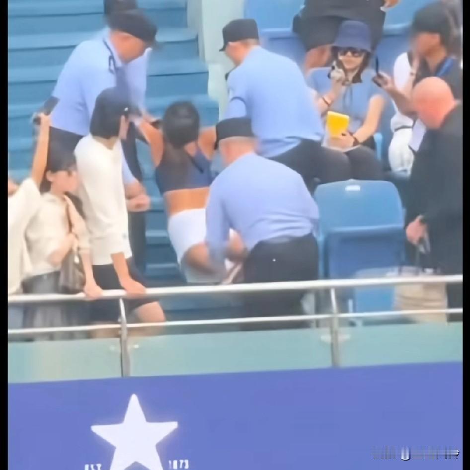 也是躺赢了，被好几个警督和警司抬走，有这个待遇的不多的，为什么外国人都喜欢这种刻