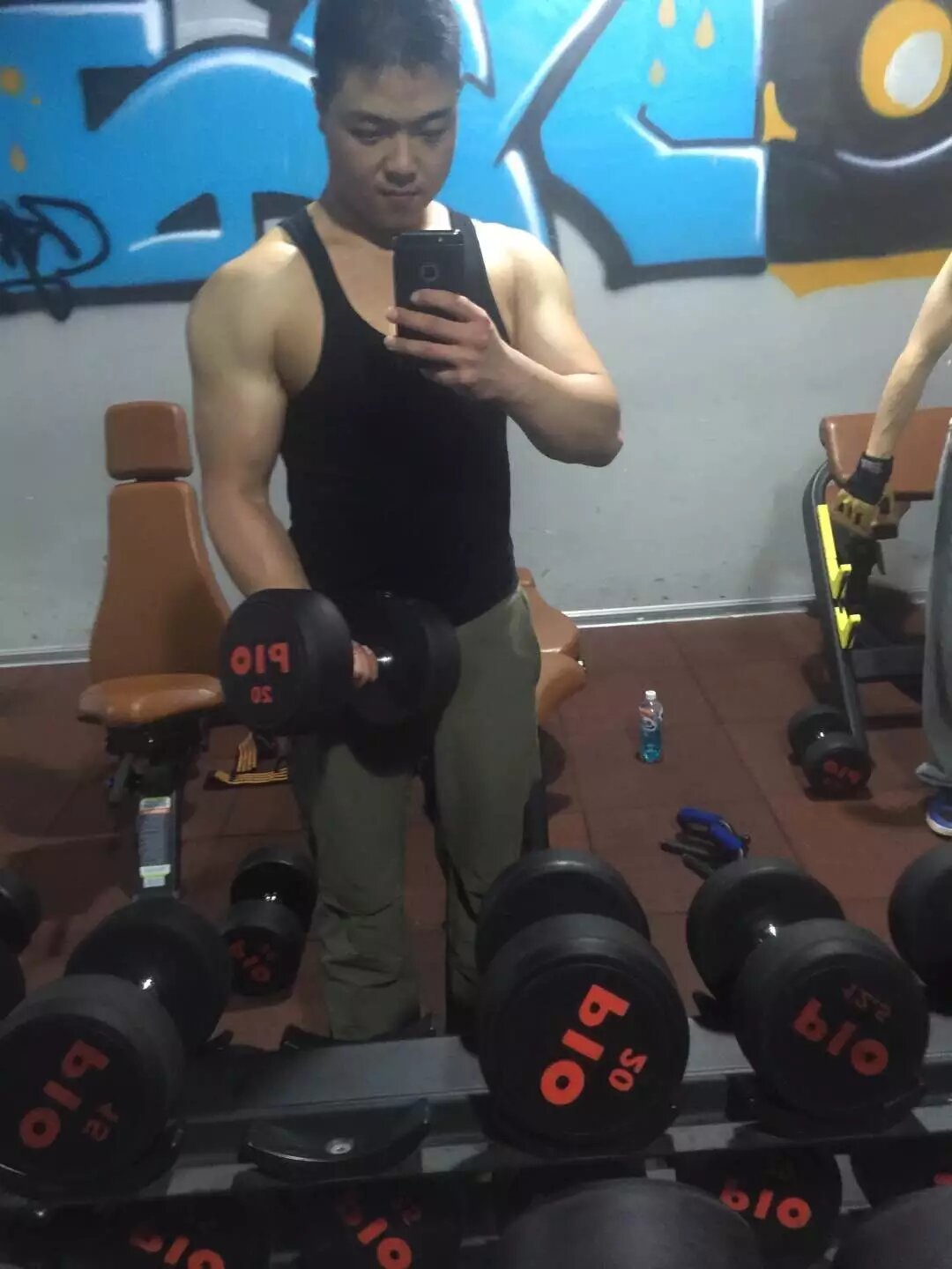 说起健身上瘾这事情，最大的瘾肯定是自拍，这是我健身第一年的自拍照，每天最开心的事