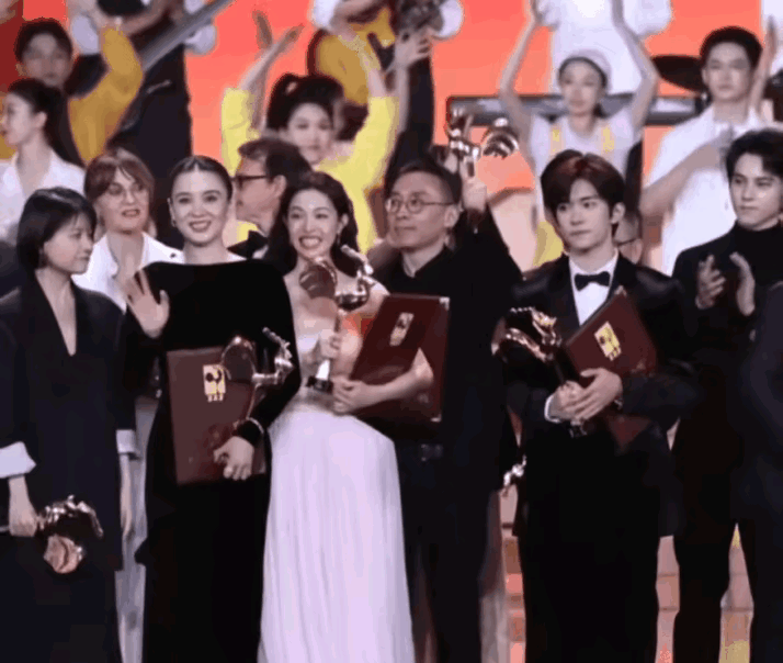 看钟楚曦这波操作，算是把“抢C位”玩成行为艺术了。前几天活动合影，她本来猫