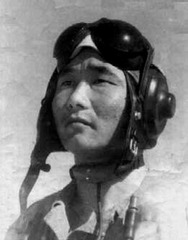 1965年，敌机越界挑衅后逃向公海，飞行员高长吉奉命停止追击，但他却突然违抗禁令