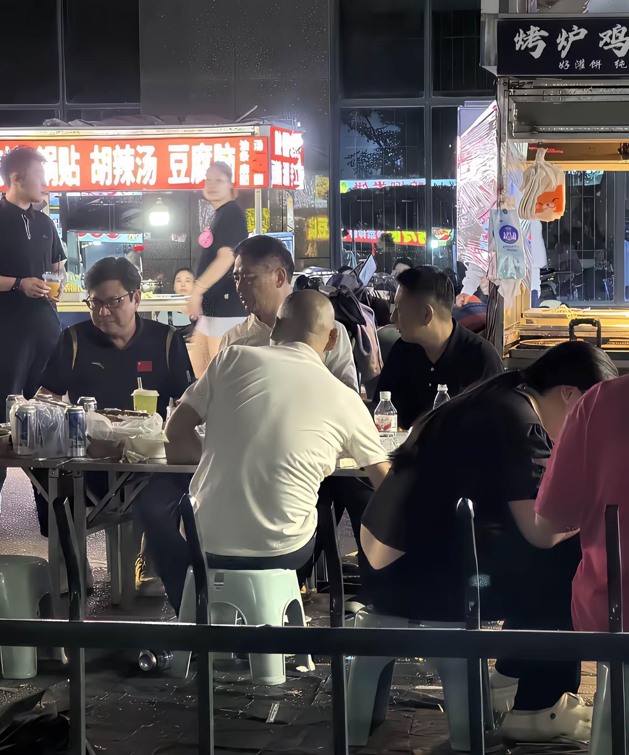 8月30日凌晨，有网友在宿迁偶遇刘强东，他在街头大排档吃烧烤的画面。东哥，这次