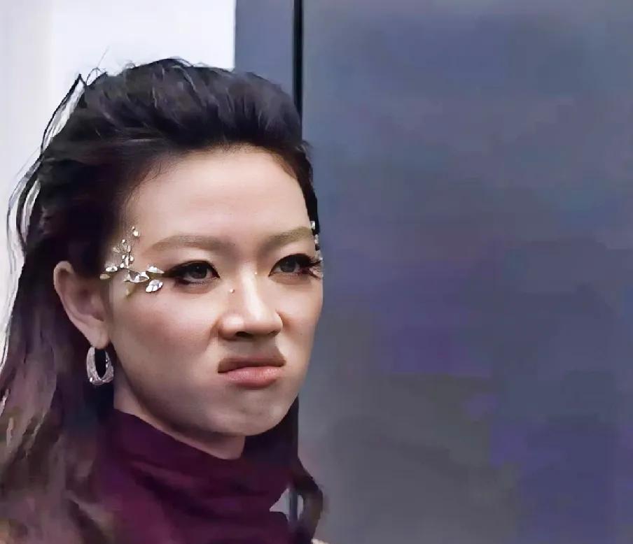 单依纯，这性张力绝了，好爱她这种冷酷，黑脸的气质啊，是我不对劲吗？[笑着哭]