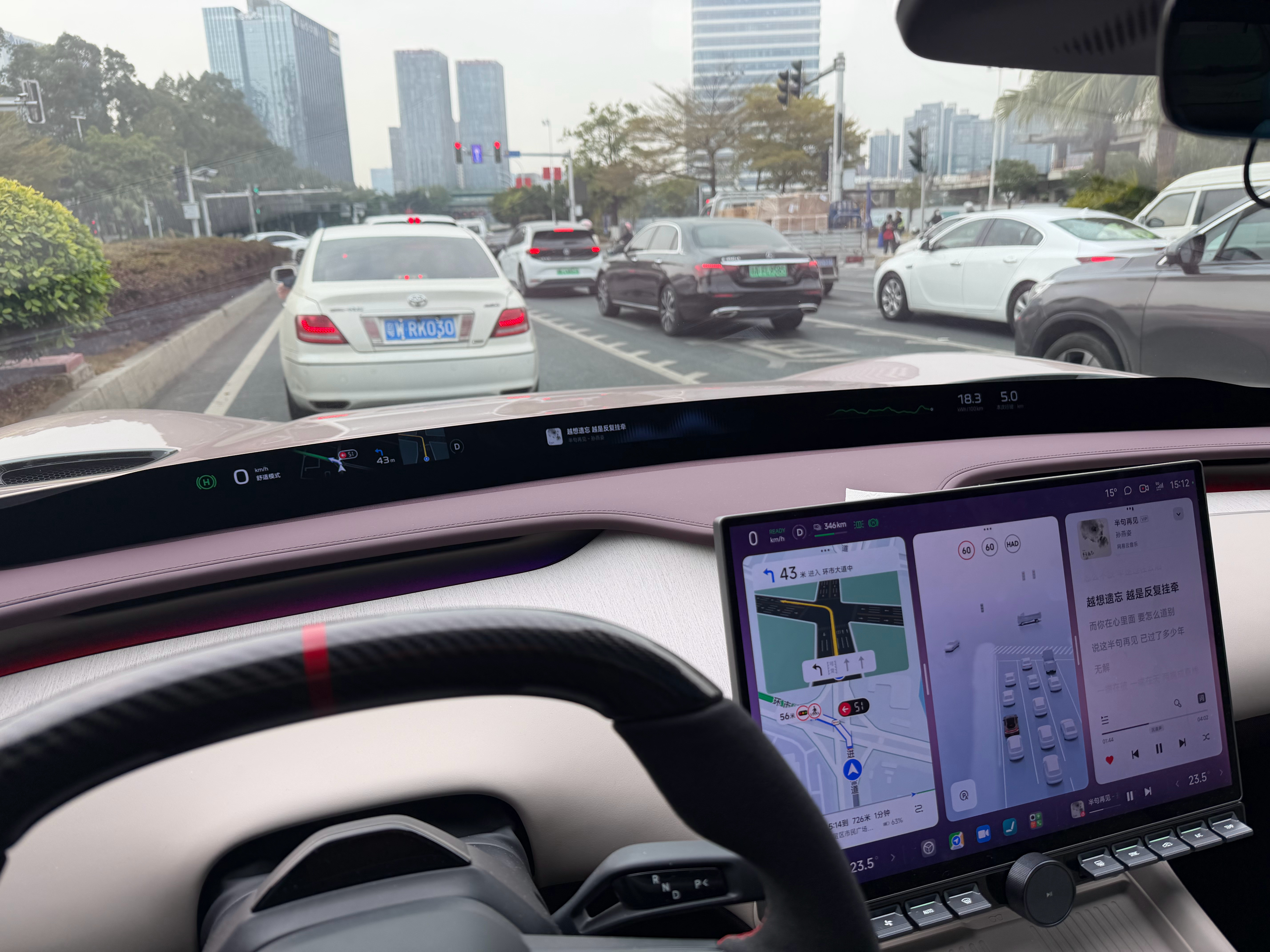 小米YU7前排这个小挂钩真不错挂点奶茶🧋和外带很舒服