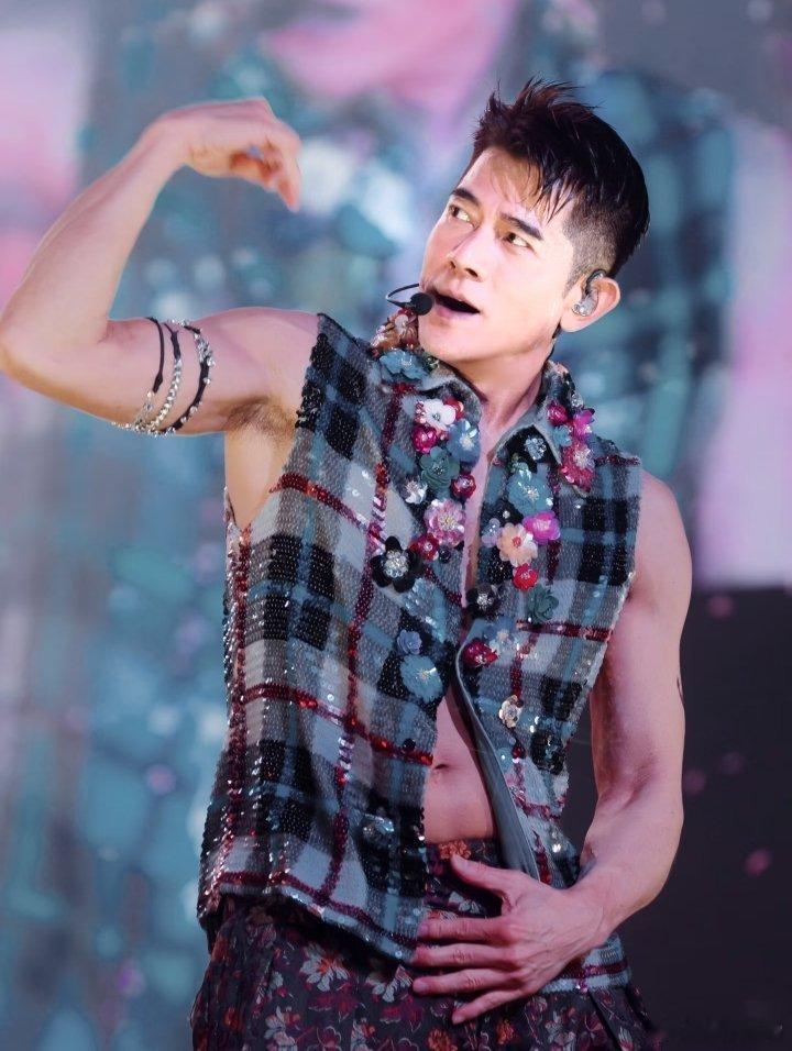 郭富城三岁的时候岳父出生了郭富城三岁，岳父刚出生。现在郭富城60，岳父58。站一