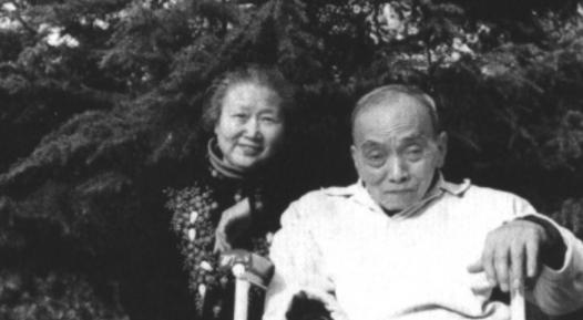 1949年4月，国民党少将范纪曼临刑前借口上厕所，谁也没想到，他竟靠一块木板死里