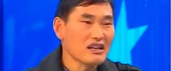 英达采访朱之文，询问道：“我这边有个活动，缺一个唱歌的，你出场费多少？”朱之文笑