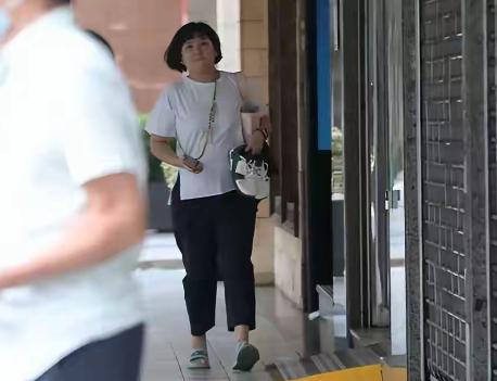 44岁Selina被偶遇，肚子比老公还大，脖子快“消失”了！网友：这幸福肥也太真