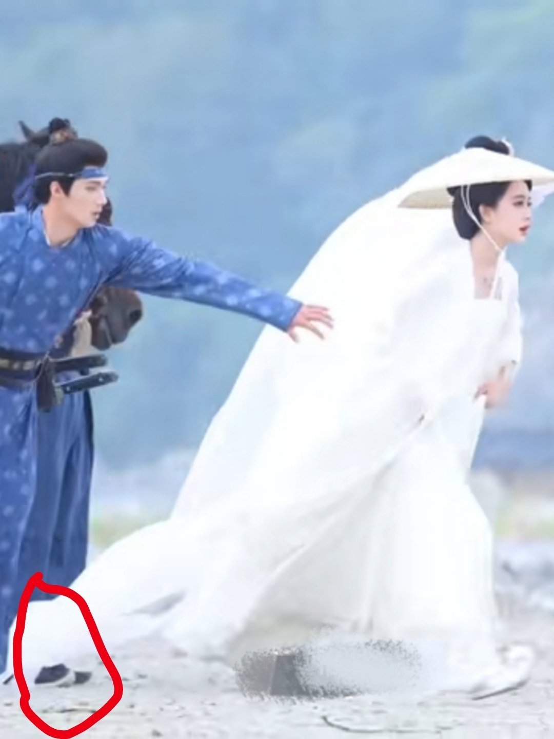 孟子义拍戏摔了孟子义在拍摄古装剧《尚公主》时，因同组男演员踩到其帷帽纱巾，导致