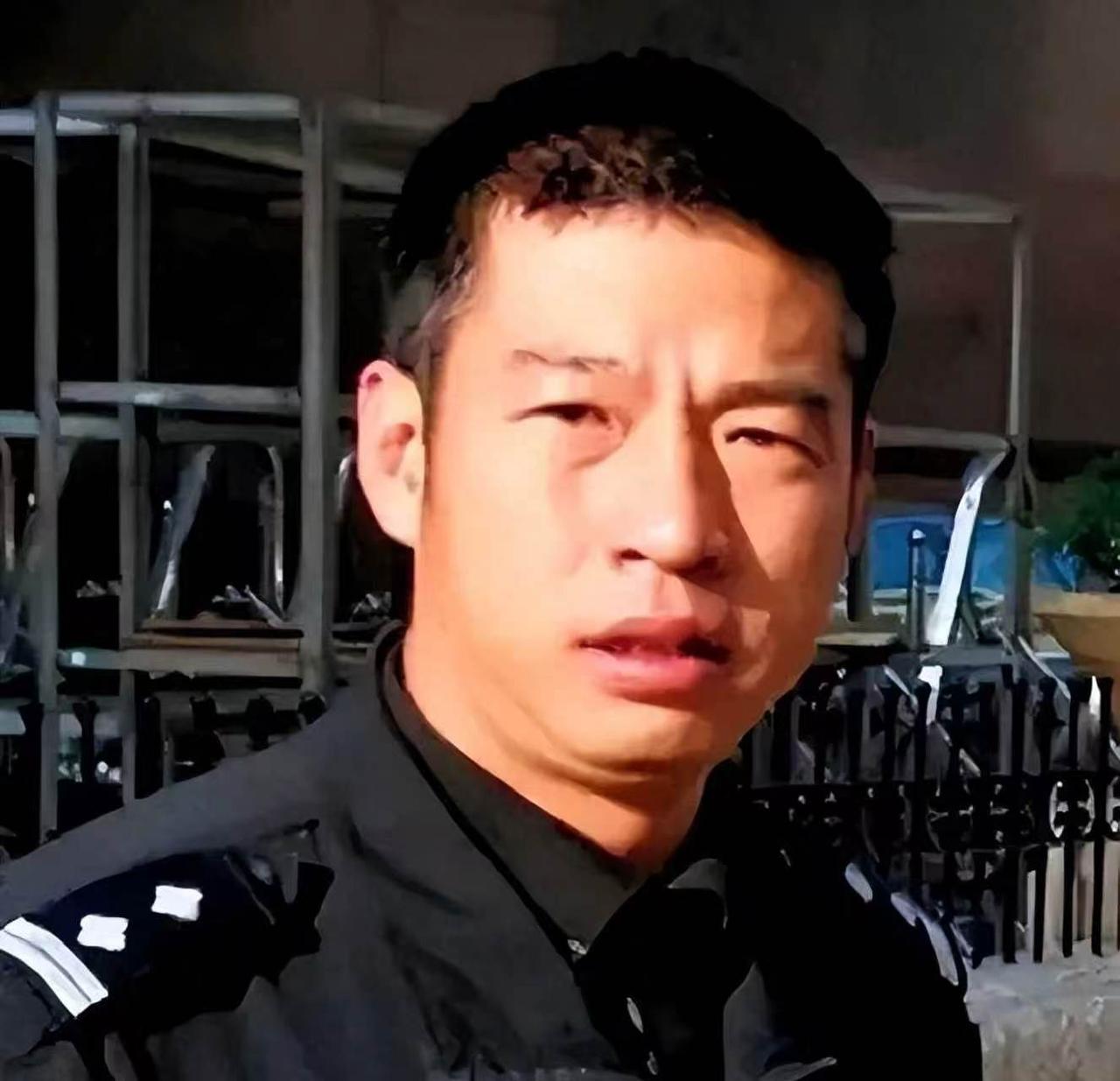 他被打得遍体鳞伤。逼着承认自己杀了人。伪造的“证据”是警犬闻到了他的气味。他却忘
