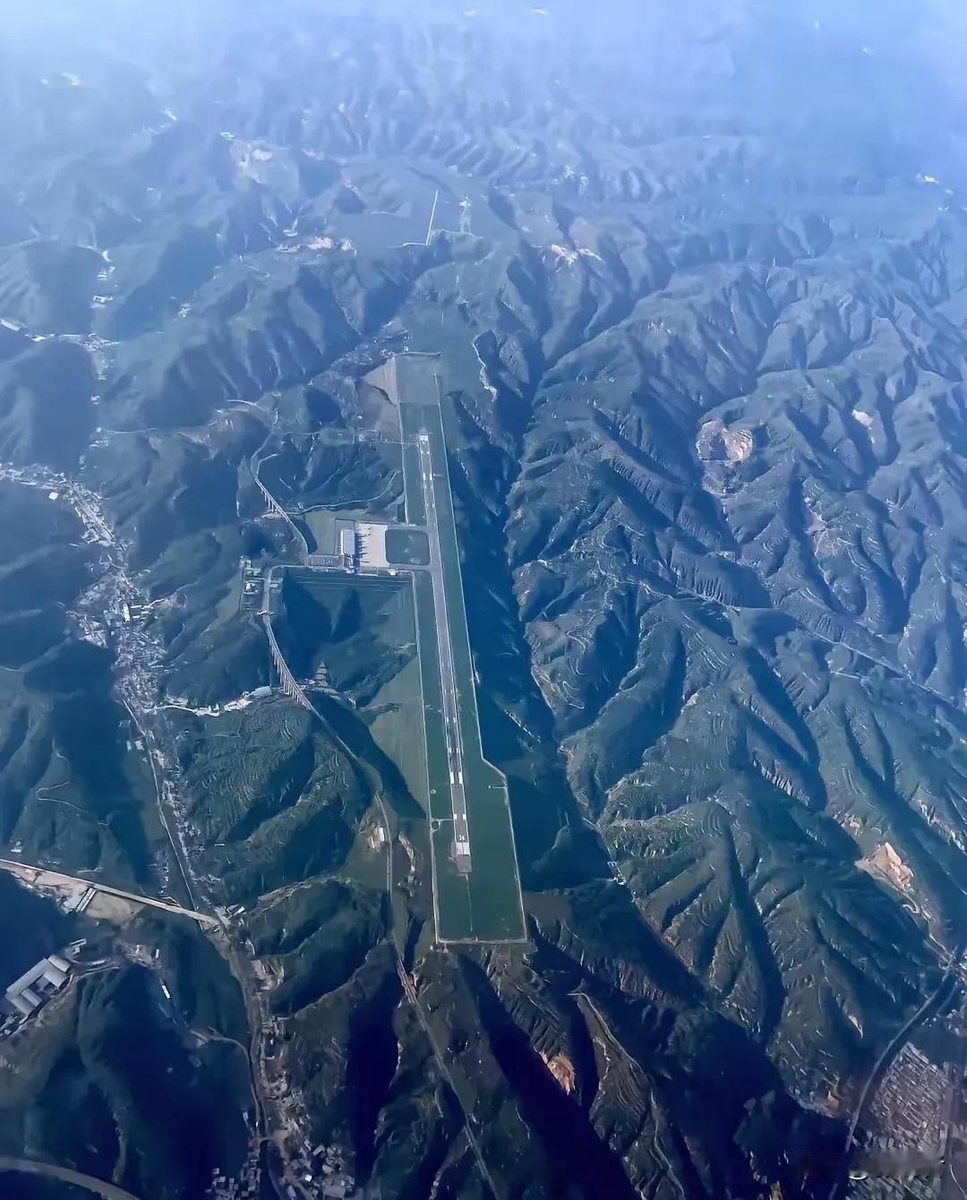 山西吕梁大武机场位置够绝，竟然建在群山之间、群山之巅。吕梁是没有平原，还是多山