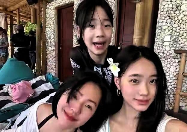 据台湾媒体报道，小S今年完全没接到综艺节目邀约，网友意见分成两派，有人觉得她该休