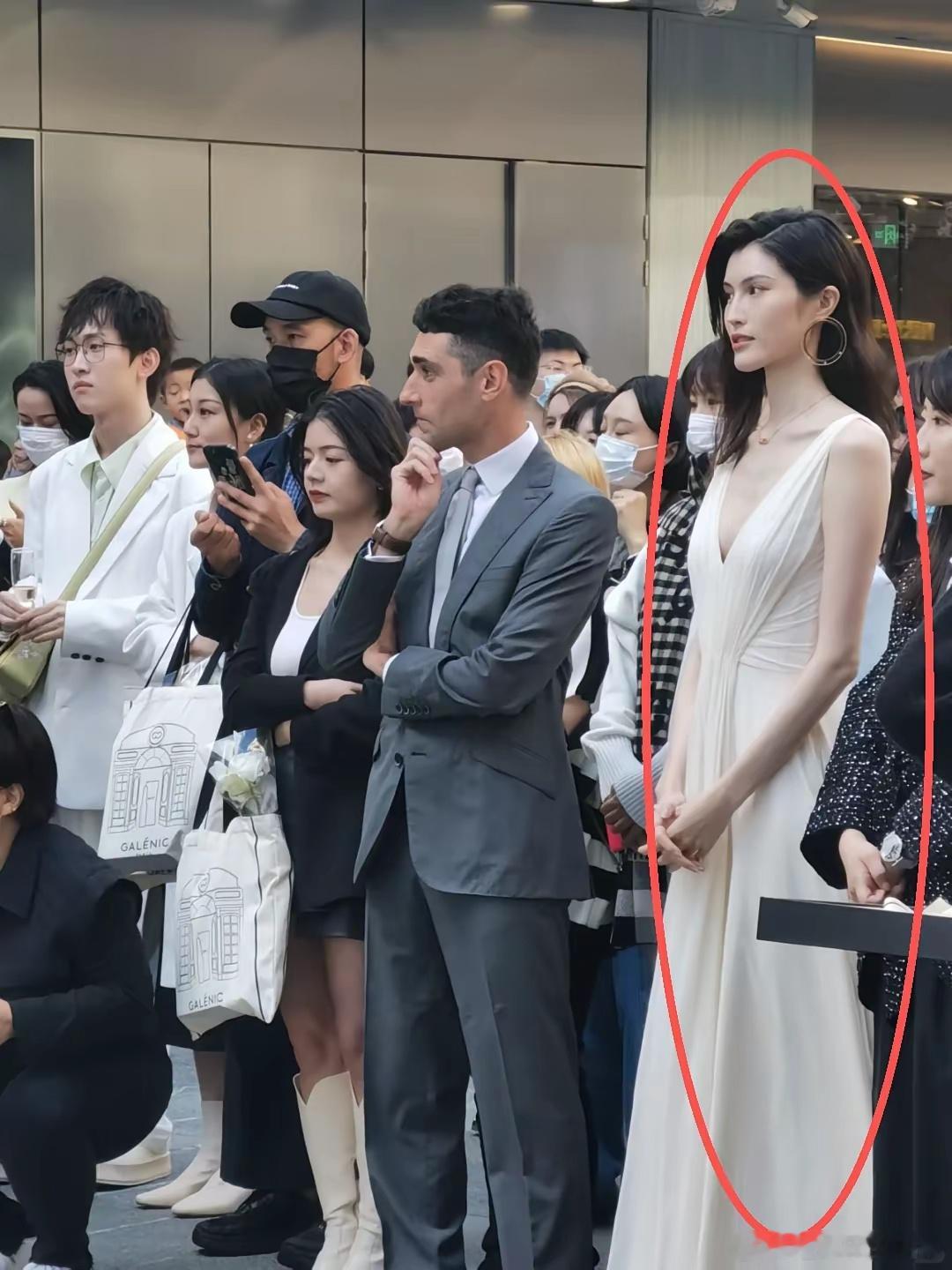 天呐，忽然理解陈伟霆了，，真的好美啊，身材也这么好，简直就是无可挑剔​​​
