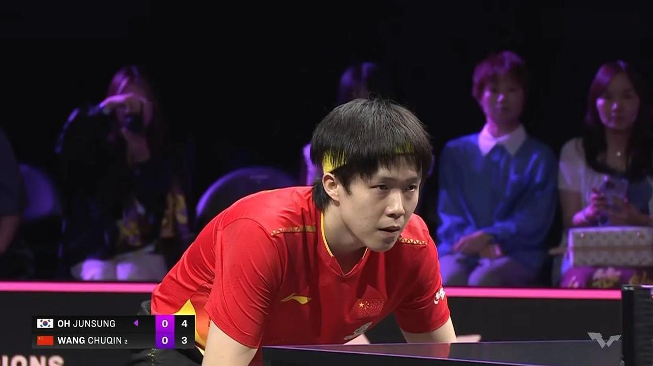 王楚钦面对曾经战胜过自己的吴浚诚，没有给丝毫机会，3：0赢下比赛，晋级八强。