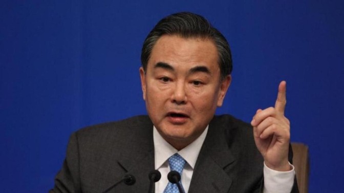 王毅登机离国，断的就是特朗普后路，全球收到信号，美国有罪受了……王毅这趟欧洲