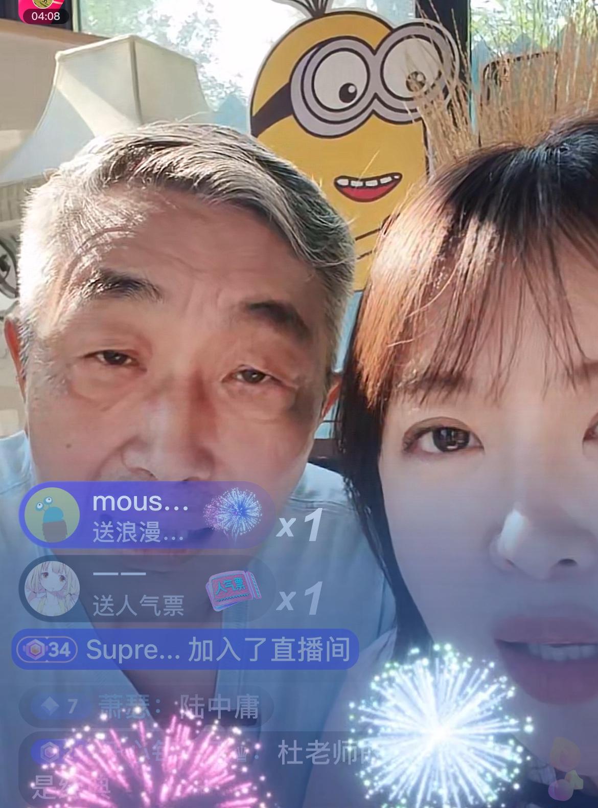 8月31日，老戏骨杜源出现在女儿杜女的直播间，父女两人直播间里人气高涨，杜女告诉