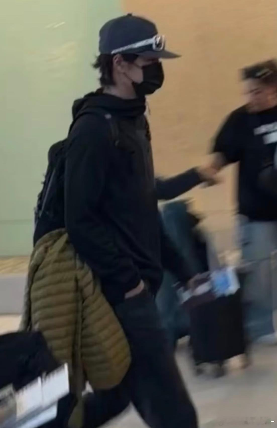 王一博帽子上架眼镜师承肖战[墨镜][墨镜]​​​