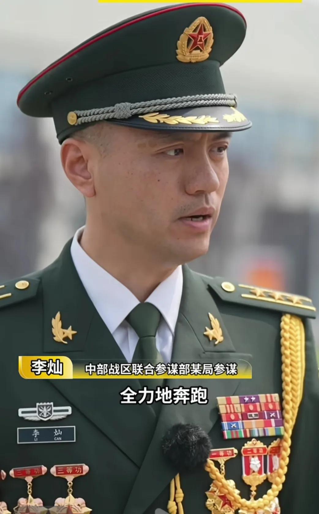 看看他胸前挂的勋章就知道这名军人有多厉害，全军就需要这样的参谋，应该重奖并加以宣