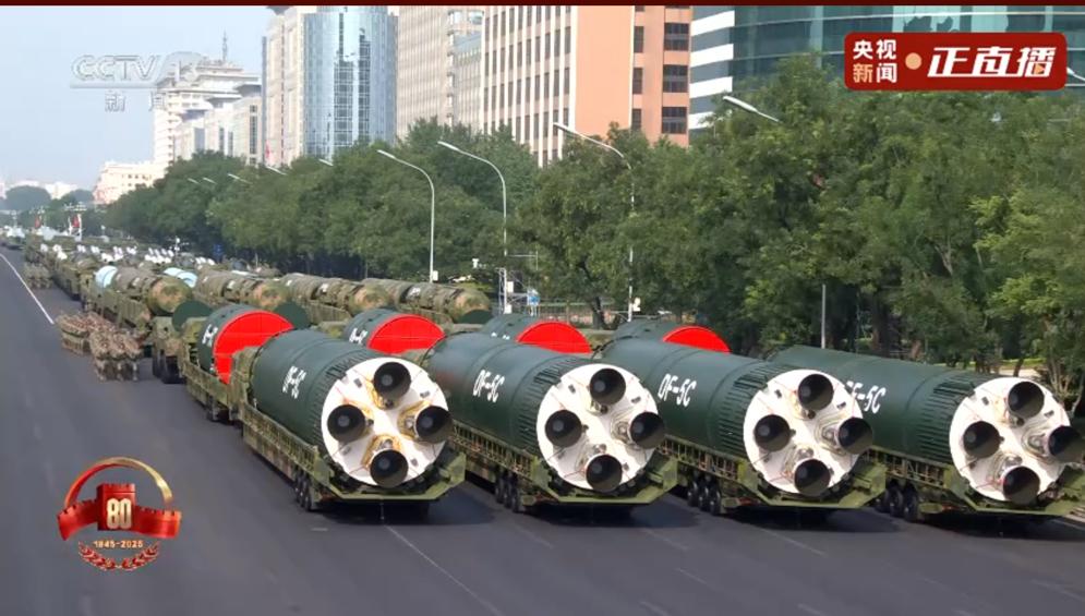 作为压轴出场的这个小胖子，真的是越来越可爱啊，整体看上去圆圆肥肥的，后面屁股还