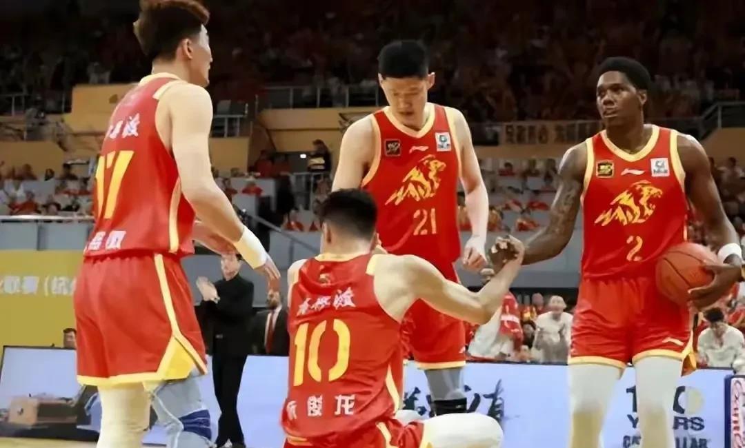 广厦和北京的G1大战很有看头。从两队阵容看，广厦似乎更具优势。常规赛的两次对决都