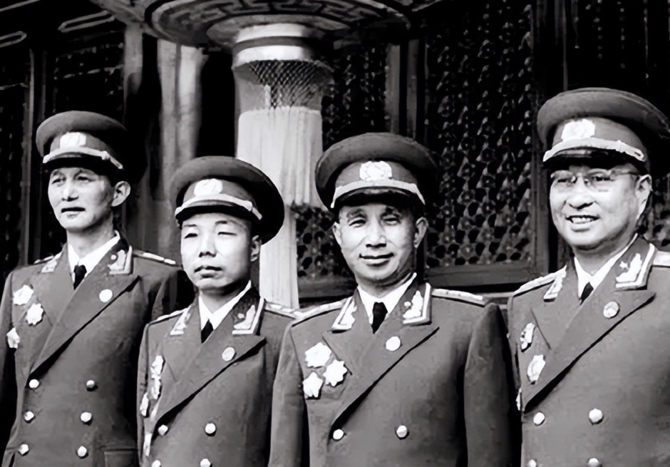 1955年，杨尚昆负责元帅授衔工作，副主席刘少奇强烈反对：“一定不能给陈毅授予！