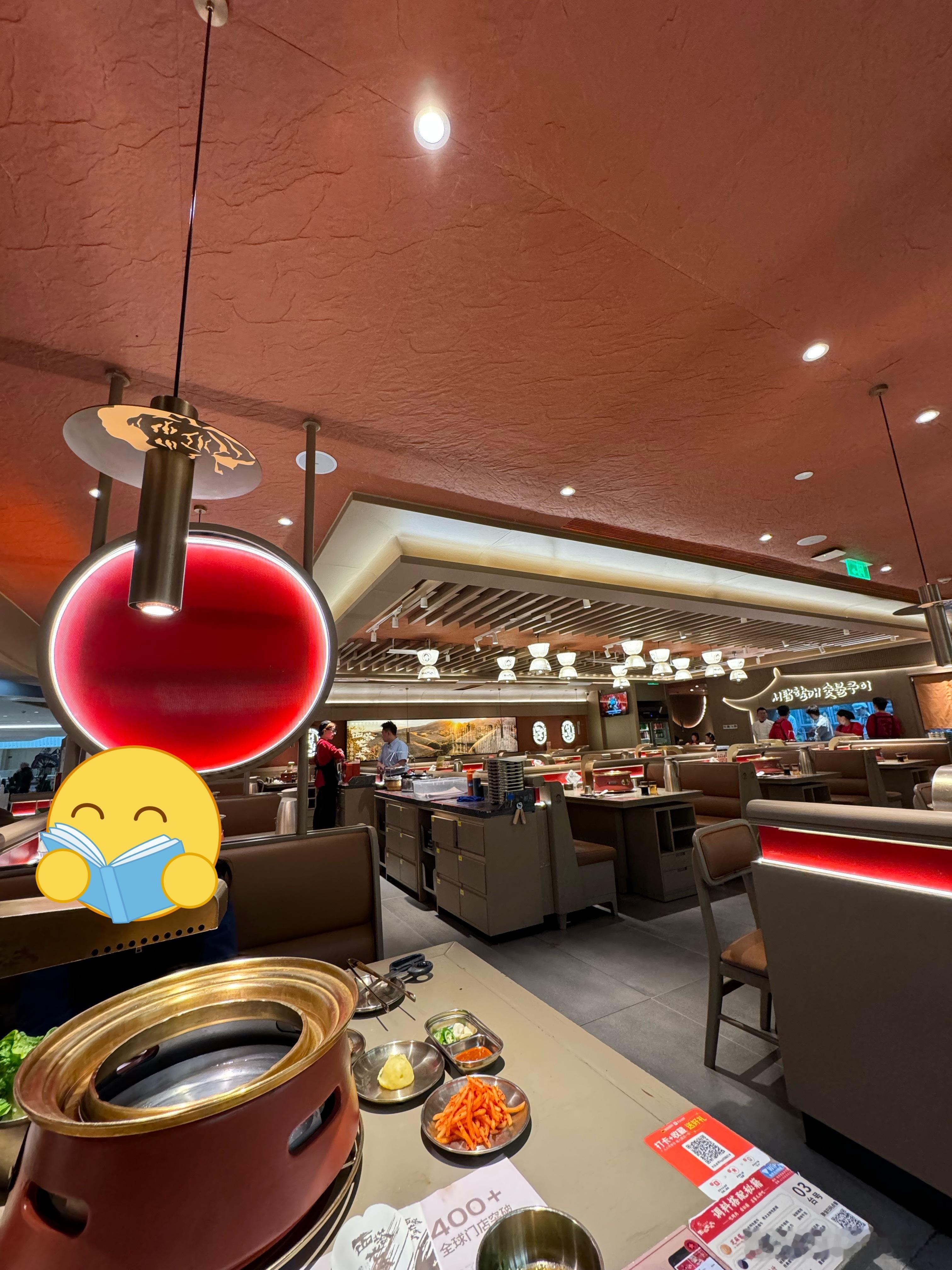 平时排队吃不到，今天来没人。而且这个烤肉很适合中年夫妻来，中间挺大一个炉子挡着，