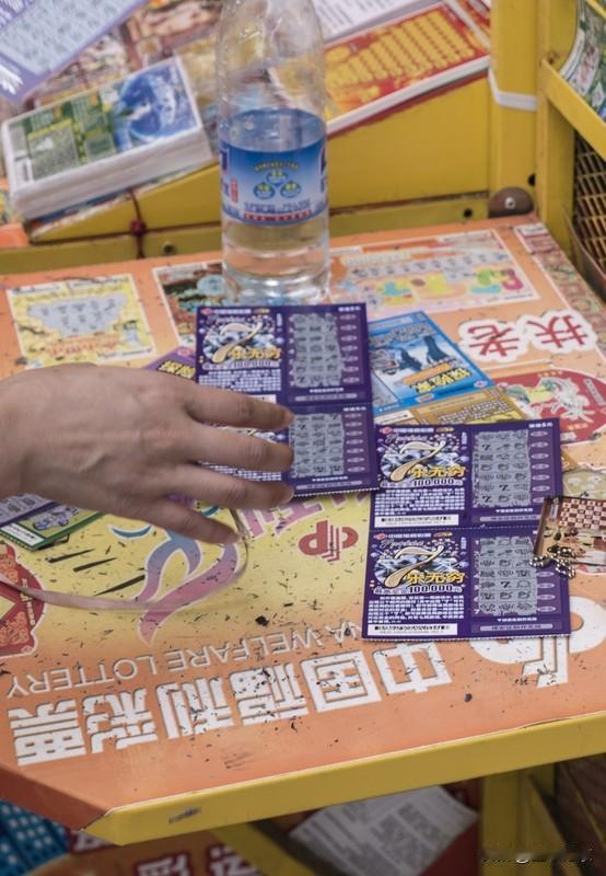 路过彩票店，你有没有冲动买几张刮刮乐，幻想一夜暴富？刮刮乐操作简单，像拆盲盒，花