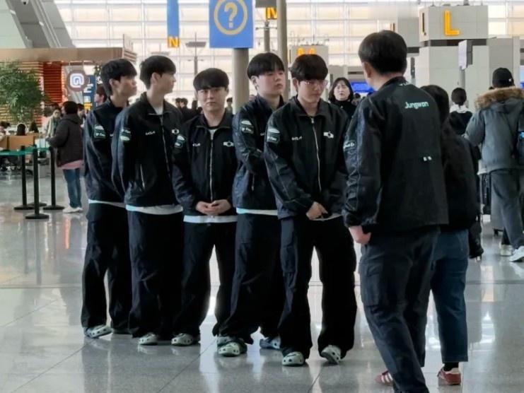 DK分享队员、教练组机场大合照，出发香港咯！28号DK对阵BFX，期待一手许哥重