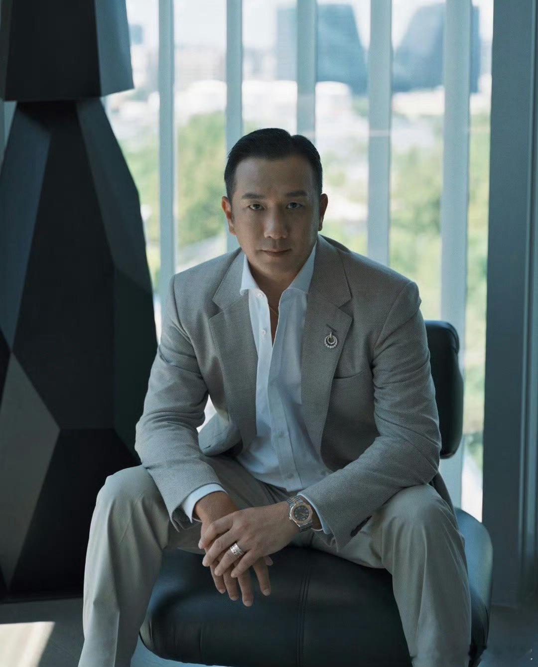 内娱不能没有黄觉这样的站哥喜欢黄觉拍的照片，是因为里面有“人味”。他不刻意制造