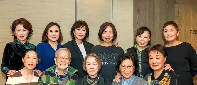 今年60岁的刘嘉玲参加同学聚会。坐在第一排最中间的是刘嘉玲的母亲，母亲旁边左右两