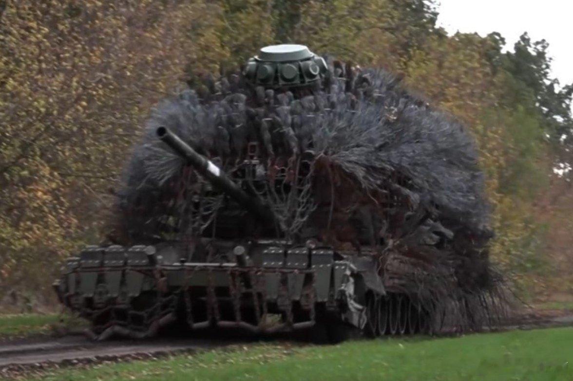 为了防无人机，俄军坦克装甲再次进化，由乌龟流变身豪猪流，坦克上几乎无死角全是各