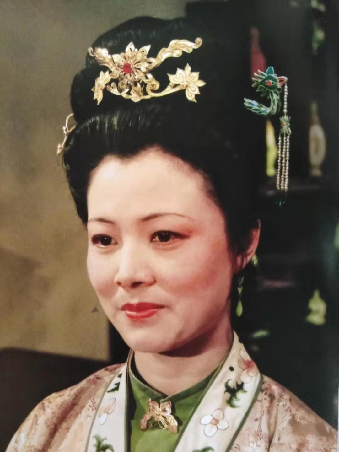 尤氏从荣国府回来，见宁国府大门口石狮子旁边有四五辆大车，就知道贾珍约了人来。尤氏