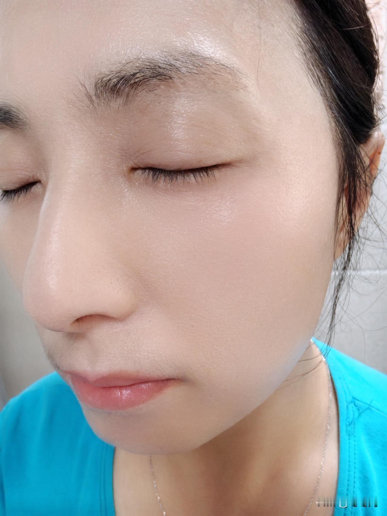 44岁的老阿姨今儿又化好妆出门啦随着年岁渐长，愈发觉得不化妆都没勇气出门。毕竟