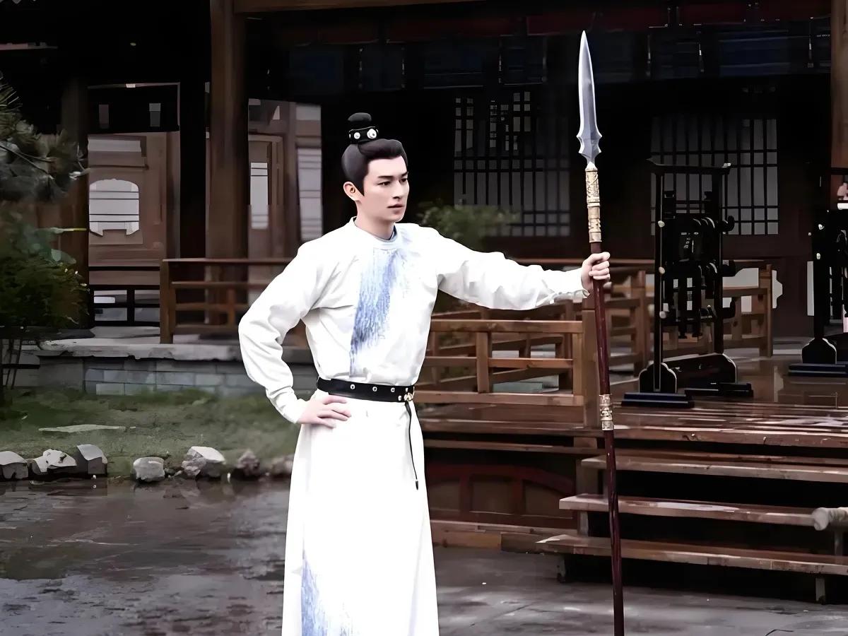 李元芳的检校千牛卫大将军，卢凌风的金吾卫中郎将，都是几品官职？《神探狄仁杰》