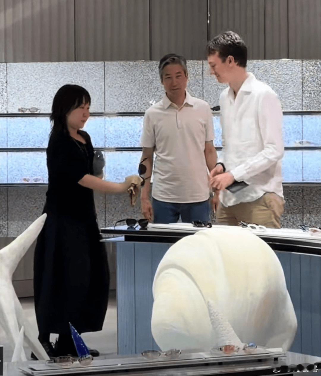 LV三公子韩国逛街近日，网友在韩国🇰🇷首都首尔偶遇LV三公子弗雷德里克
