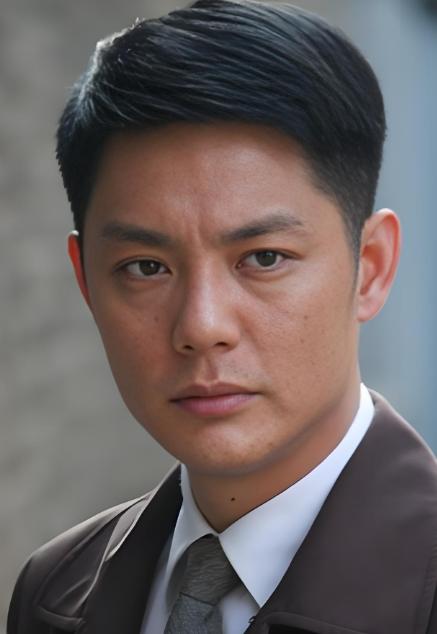 他主动向21年的结发妻子程愫提出了离婚，甚至甘愿净身出户，放弃所有财产，连亲生孩