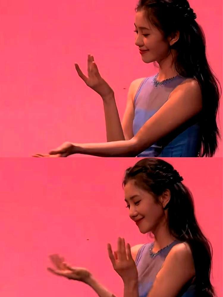 都说刘浩存最大的本事，不是跳舞。春晚联排，她裹一件3000块的白色羽绒服，