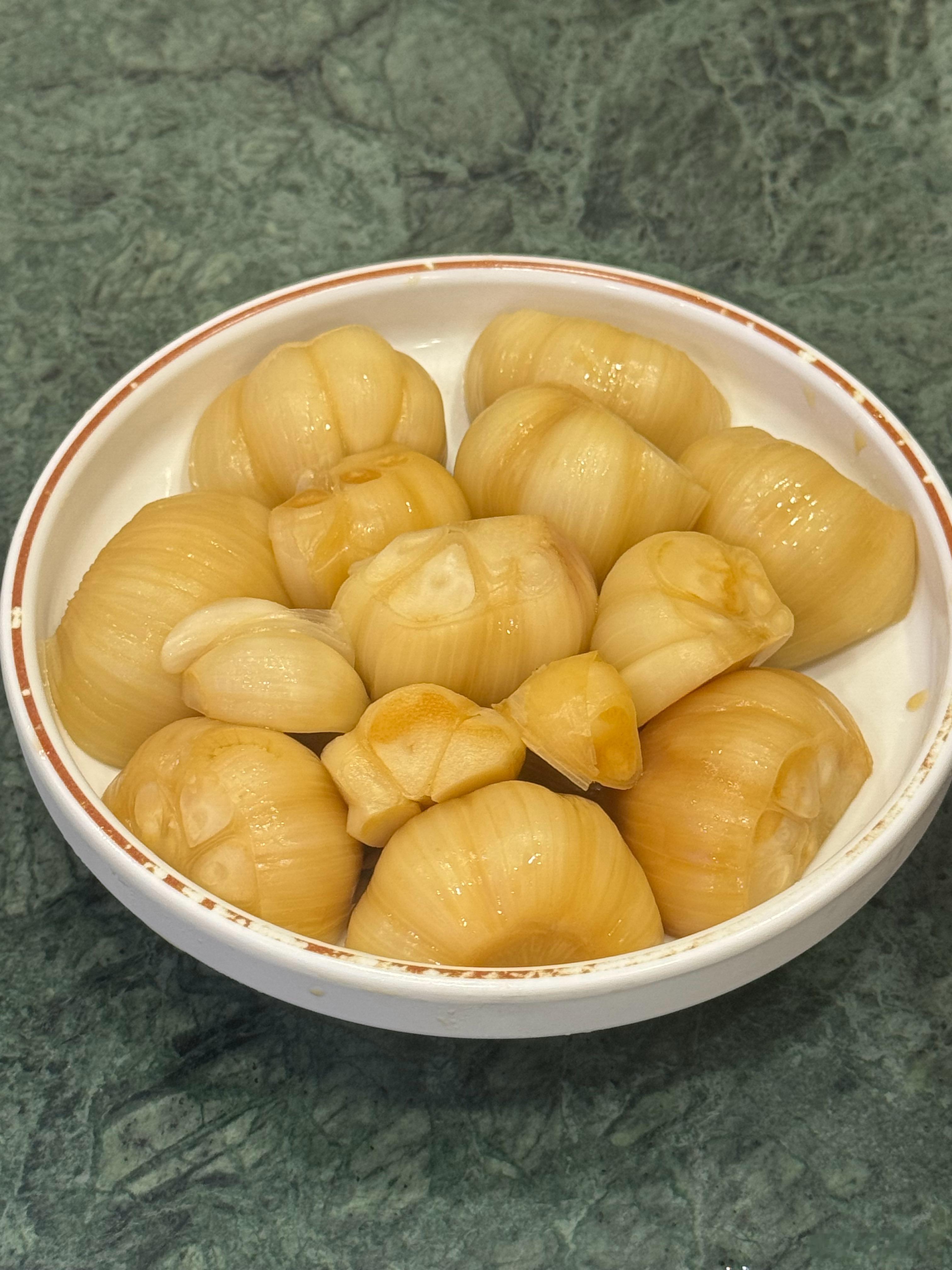 长春楼外楼老北京涮羊肉，据说地位相当于北京的烤鸭。店里糖蒜小份4块大份8块，我
