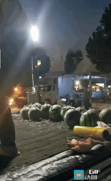 “活该他发财！”西安高陵，一男生乘坐公交车，看到西瓜摊想吃西瓜，摊主二话不说，拿