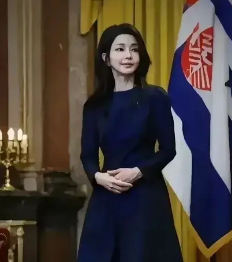 金建希的至暗时刻尹锡悦此时深陷囹圄，恐再难有出头之日。对于金建希来说也是当头一