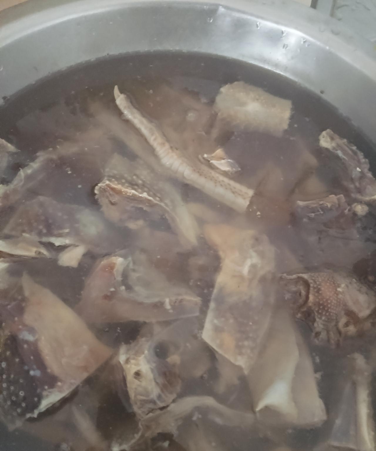 老婆今天在冰柜里翻岀一包三年前冰冻的鸡肉拿岀来准备炖着吃，塑料袋上还贴着三年前从