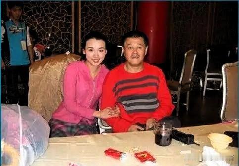 有一次，赵本山出席一场商演，看到旁边的礼仪小姐很漂亮，就搭讪说：“妹子，你长得这