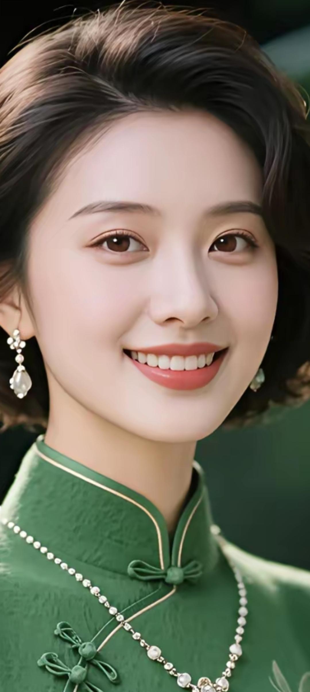 优雅复古风，绿衣少女，珍珠项链，微笑动人。