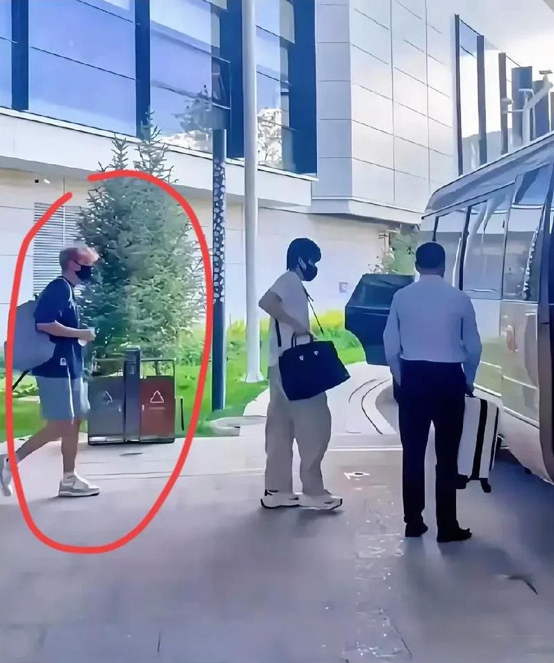 王楚钦不管走哪王晨策都跟着，我一点也不惊讶，毕竟大头的安全很重要，惊讶的是: