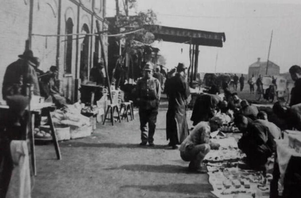 1944年，汉奸张永顺押着新抓的地下党正准备邀功，路过集市的时候碰巧遇到了一位熟