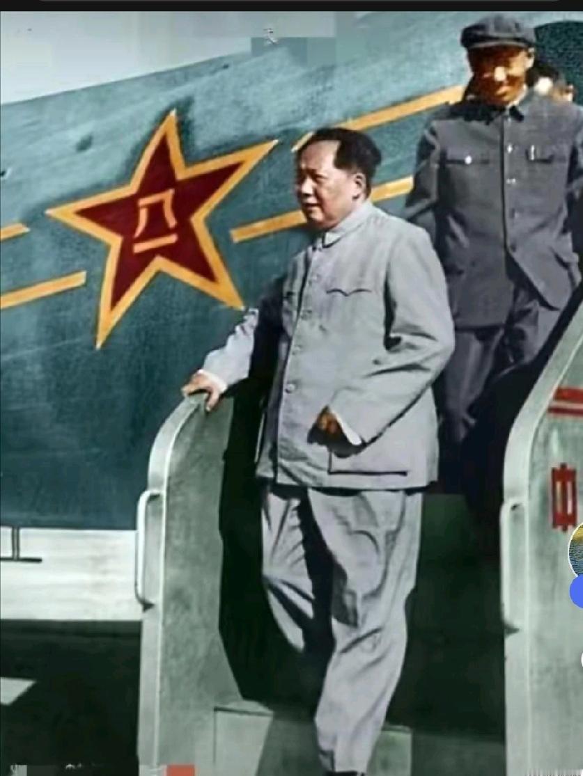 1954年,毛主席第一次坐上中国自己研发的飞机,心里甭提多高兴了,他用手抚摸着梯