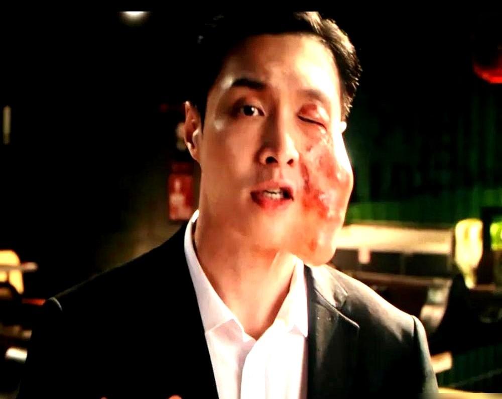 “谁来救救我！”张艺兴崩溃大喊，黄渤直接把活鱼塞进他嘴里。这不是演戏。花絮里