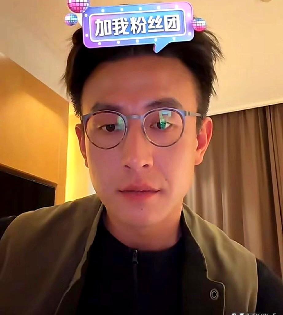 他终于想起了自己是怎么红的。《盛夏芬德拉》爆火那年，他接受采访，字字句句要和那