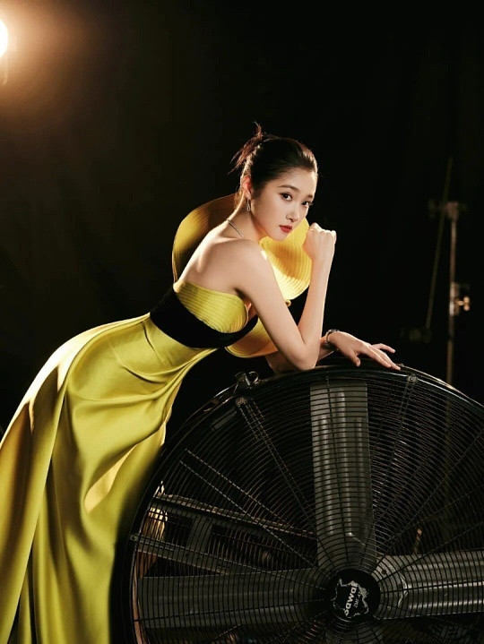 关晓彤青绿国风扮相谁懂啊！关晓彤的青绿国风造型直接杀疯了！这大概就是传说中的“天