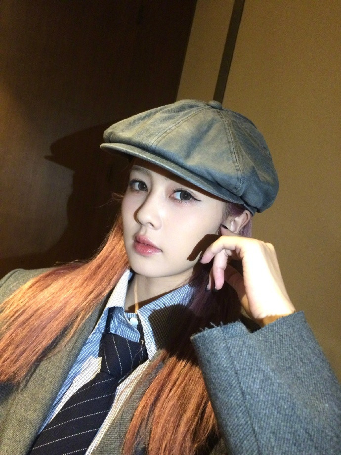 白鹿怼脸拍眼线白鹿怼脸拍眼线简直就是好美啊，看到这一身的穿搭风格真的很帅气